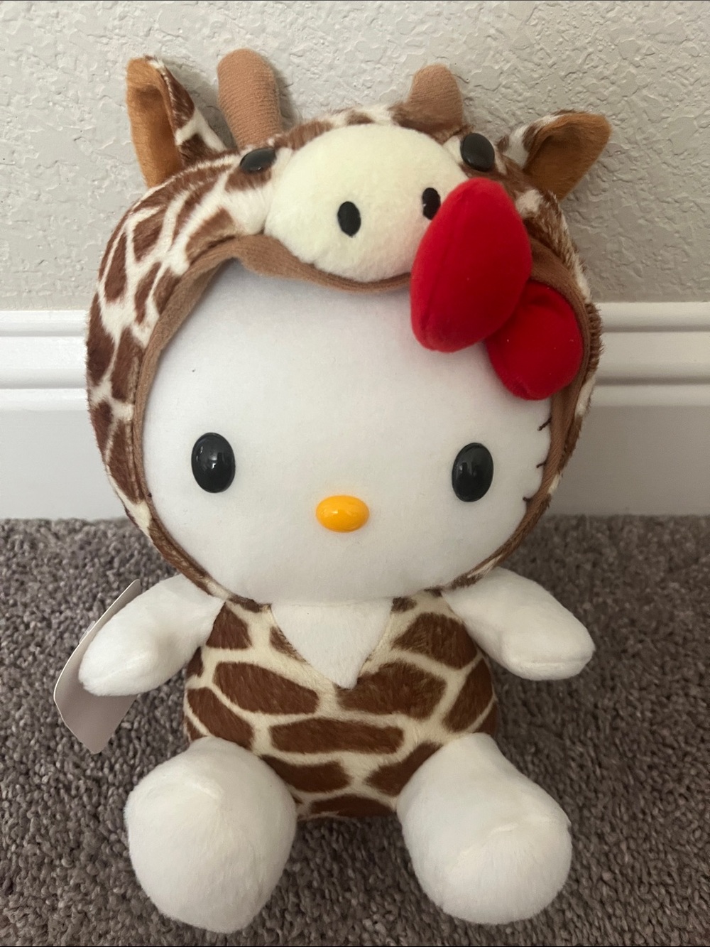 NWT 9” Hello Kitty in Giraffe Costume Plush w Red Bow